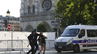 Мъж извади нож в централата на полицията в Париж, има убити