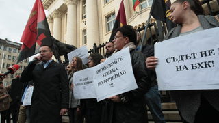 На фона на протест съдът заседава за свободата на Джок Полфрийман (допълнена)