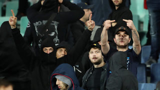 И на мен ми призлява физически - но от акта, не от жеста