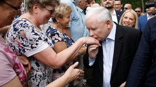 "Почти абсолютен монарх" в Полша: Ярослав Качински, който от дете мечтае за власт