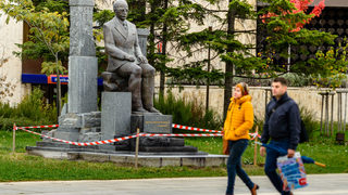 Снимка на деня: Паметник на Симеон Радев е поставен до НДК