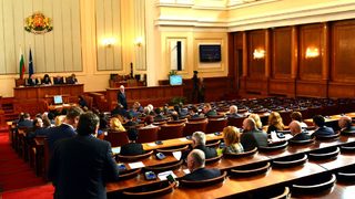 ГЕРБ и "патриотите" си прехвърлят отговорността за неплащането на първия ден на болничния