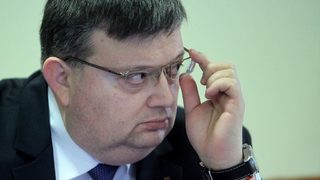 Не, Цацаров не оставя прокуратурата с "огромен авторитет". Ето числата