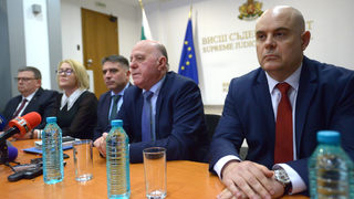 Адвокати: Незабавни оставки на Кирилов и Гешев и сезиране на КС