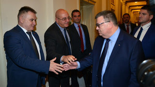 Корупционният <span class="highlight">отечествен</span> <span class="highlight">фронт</span>