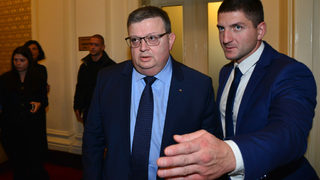 Цъфна пак дружбата между властта и овластената да бъде опозиция БСП