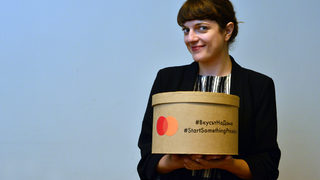 История за пътуваща лютеница, която носи повече от себе си