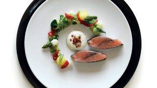 Пъстърва с пролетни зеленчуци, <span class="highlight">саке</span> и леща