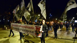 Фотогалерия: С факелно шествие ВМРО отбеляза годишнината от Ньойския <span class="highlight">договор</span>