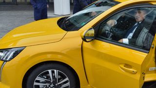 Снимка на деня: Премиерът и най-новите автомобилни технологии