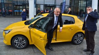 Снимка на деня: Премиерът и най-новите автомобилни технологии