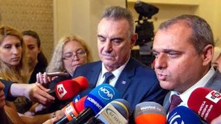 Патриотите поискаха отлагане на закон, възмутил родителски групи и църквата