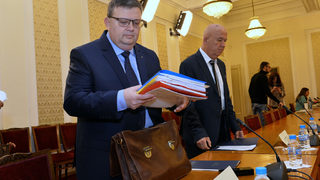 Парламентът днес избира шеф <span class="highlight">на</span> антикорупционната <span class="highlight">комисия</span>
