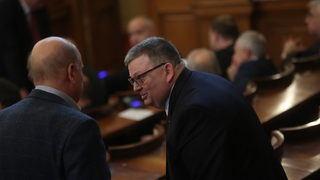 "От страх", "Професионалист е", "Обадиха ми се": защо депутати от БСП подкрепиха Цацаров
