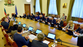 Кабинетът предновогодишно даде пари <span class="highlight">за</span> църкви и университети