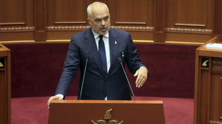 Албанският парламент одобри спорни регулации на онлайн медиите