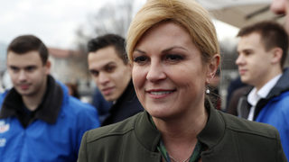 Първата жена президент на Хърватия се бори за преизбиране с певец националист и бивш премиер