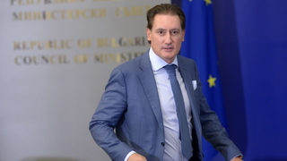 Държавата да осъществява контрол или да плаща първите три дни от болничния, поиска Домусчиев