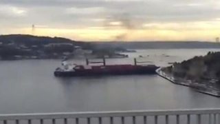 Товарен кораб се блъсна в брега в Истанбул, Босфорът е затворен