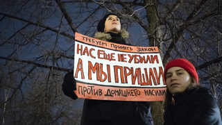 Депутатка от партията на Путин води самотна борба срещу домашното насилие