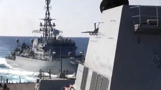 След агресивна маневра руски боен кораб спря на 50 м от разрушител на САЩ