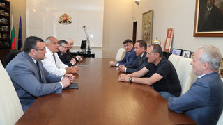 "Футболни фенове се използват за натиск по схемата от 90-те" – реакции в мрежата