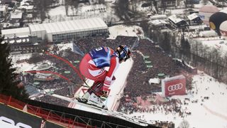 Снимка на деня: С бясна скорост по страховитата писта "<span class="highlight">Щрайф</span>" в Кицбюел