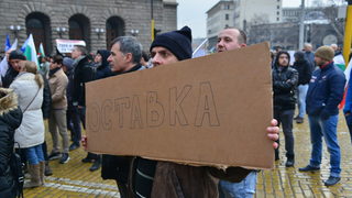 Сблъсъци на протест в София заради водната криза в Перник, полицията използва лютив спрей