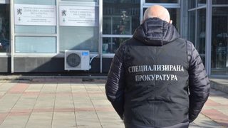 Съдът остави под домашен арест двама членове на комисията по хазарта