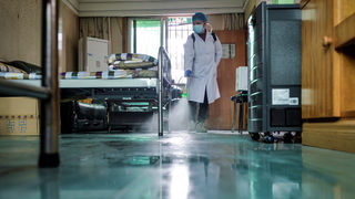 Лекари, почти незащитени от коронавируса, работят в страх в Ухан