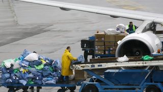 Оборотът във въздушния транспорт нараства с близо 17%