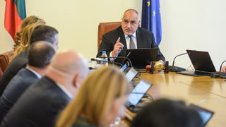 Мерки срещу коронавируса: без <span class="highlight">кино</span> и театър, ограничения на износа, шиене на маски
