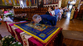 С "усърдни молитви" срещу коронавируса: църквата няма да спре богослуженията