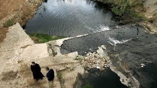 Лилава река трови градче край Атина 