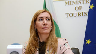 Туристическият бранш поиска оставката на Николина Ангелкова (допълнена)