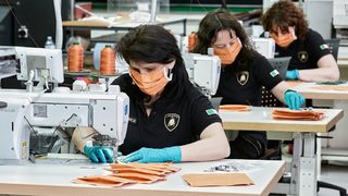 Lamborghini започнаха да правят предпазни маски