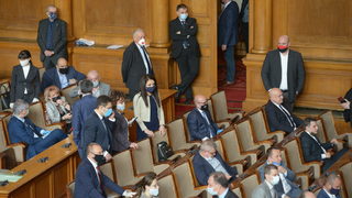 Депутати, премиер и министри остават без заплати по време на извънредното положение (хронология)