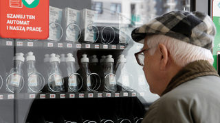 В Полша се появиха улични автомати за маски и ръкавици