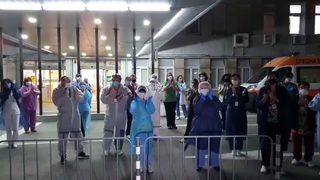 Как медиците на първа линия благодариха на хората, които си стоят у дома