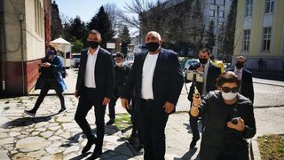 Властите разиграват "На всеки километър"