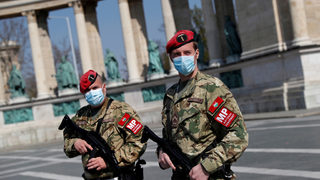 Орбан превръща армията в спасение от кризата