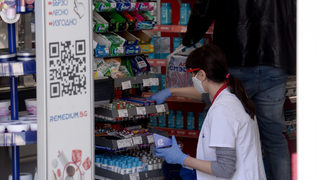 През март се сриват продажбите на облекло, обувки и горива