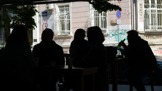 Клатят клона, на който се крепи почти всичко в България