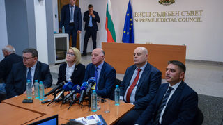 Приказката за еврочиновника победоносец и корупционния борец свърши