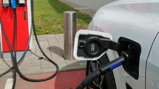Още една верига бензиностанции започна да монтира зарядни станции за електромобили