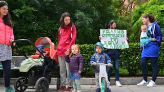 На протест родители поискаха ударно строителство на детски градини и ваучери за неприетите