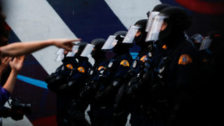 Защо мирни протести избухват в насилие