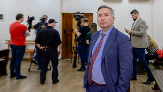 Политик от опозицията и медиен издател са подложени на демонстративен линч