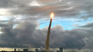 Eвропейската ракета "<span class="highlight">Ариана</span> <span class="highlight">5</span>" е изстреляна успешно