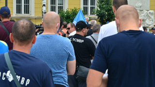Снимка на деня: Протест на полицаи със социална дистанция